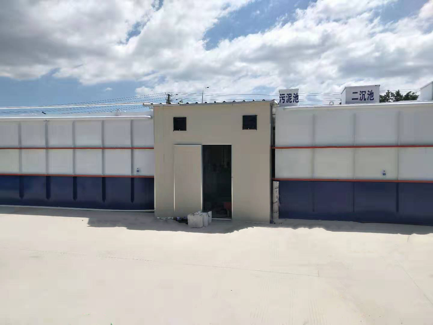 蓝白色一体化现场 (4).png