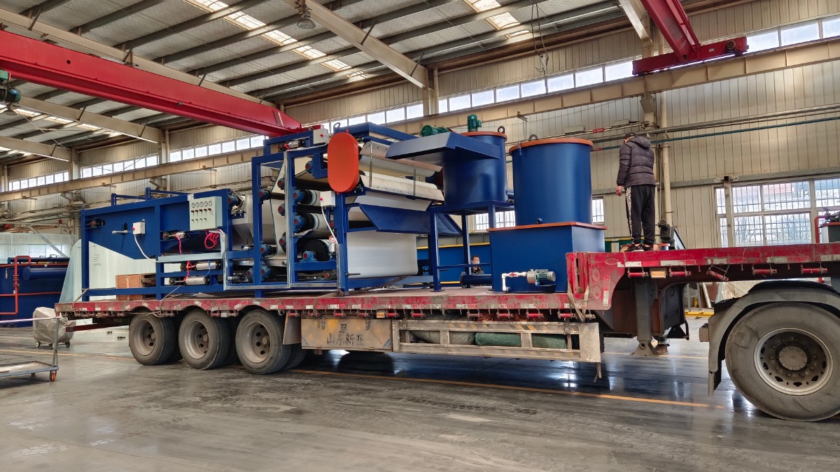 深蓝色带式压滤机 (1).jpg